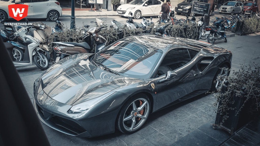 Ferrari 488 GTB màu ghi xám “lạnh lùng” khoe dáng giữa phố Hà Nội