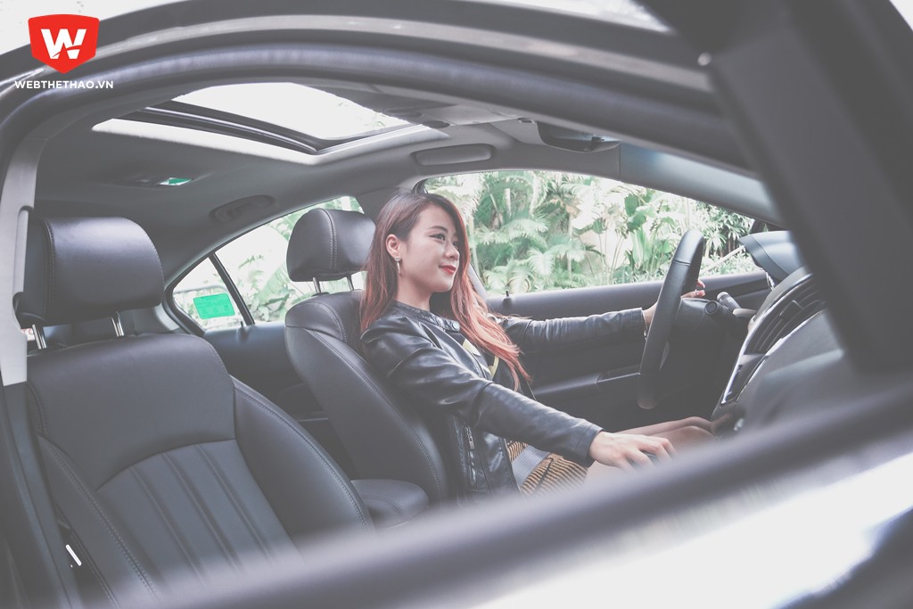 Thiếu nữ Hà Thành tươi trẻ bên Chevrolet Cruze 2017