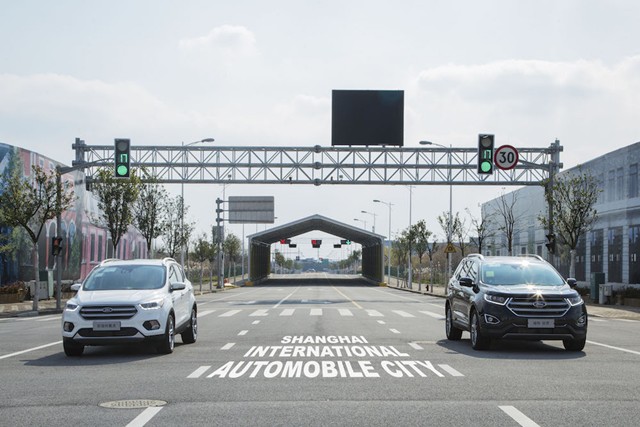 Ford thử nghiệm công nghệ di chuyển giữa phố xá đông đúc