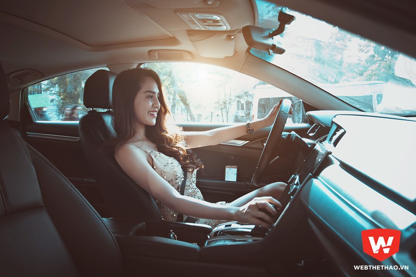 Kiều nữ Hà Thành quyến rũ bên Honda Civic 2017