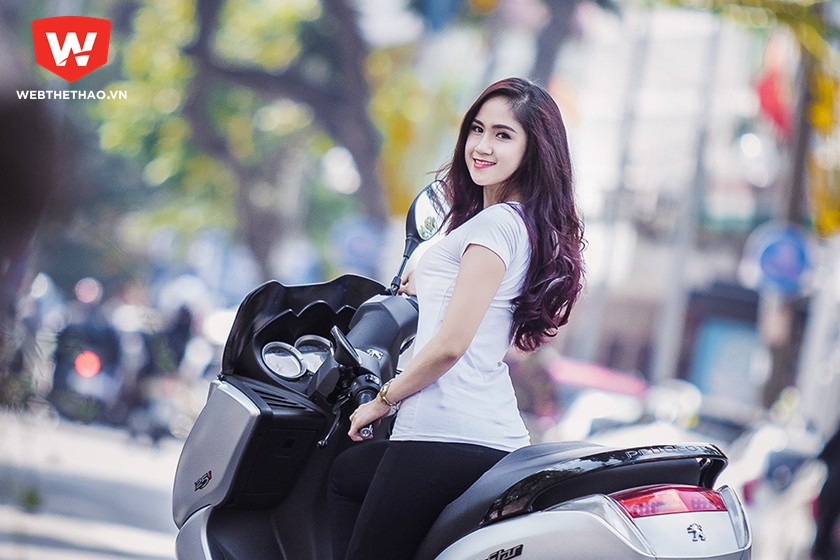 MC Huyền Anh “hớp hồn” cánh mày râu khi sánh đôi cùng Peugeot Citystar