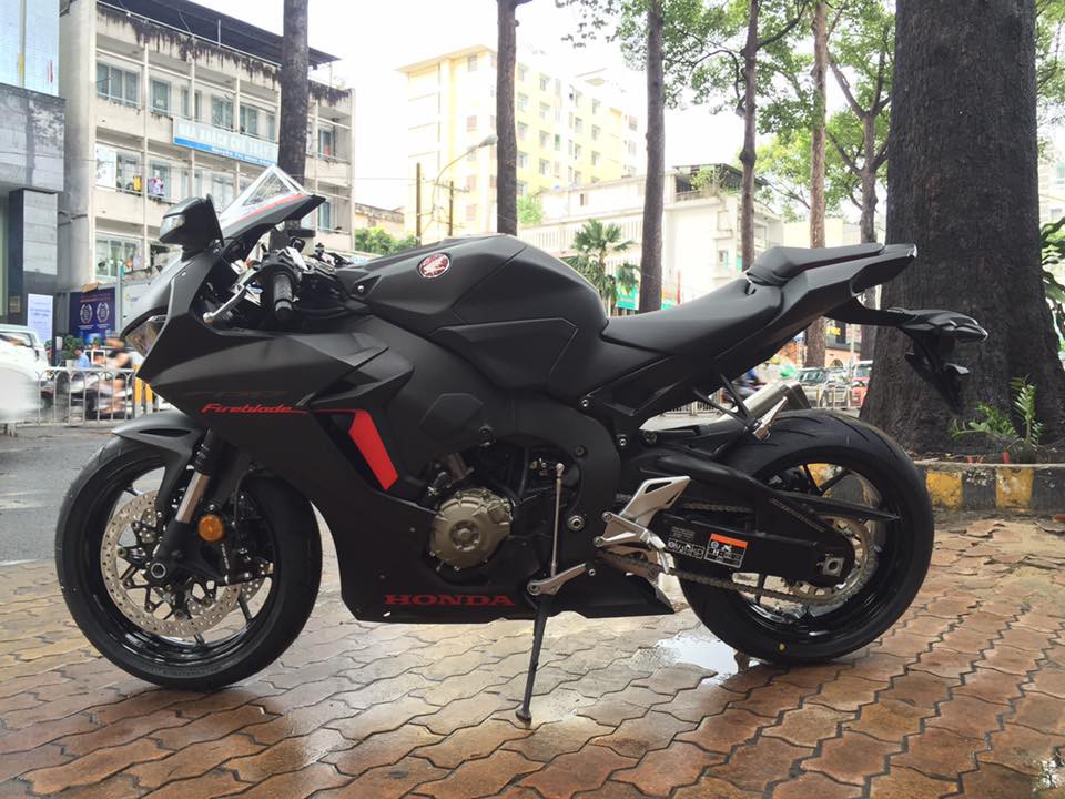 Siêu môtô Honda CBR1000RR 2017 đầu tiên về Việt Nam