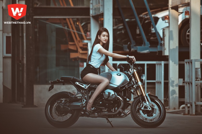 Siêu môtô BMW Motorrad R nineT cuốn hút bên chân dài Kim Oanh