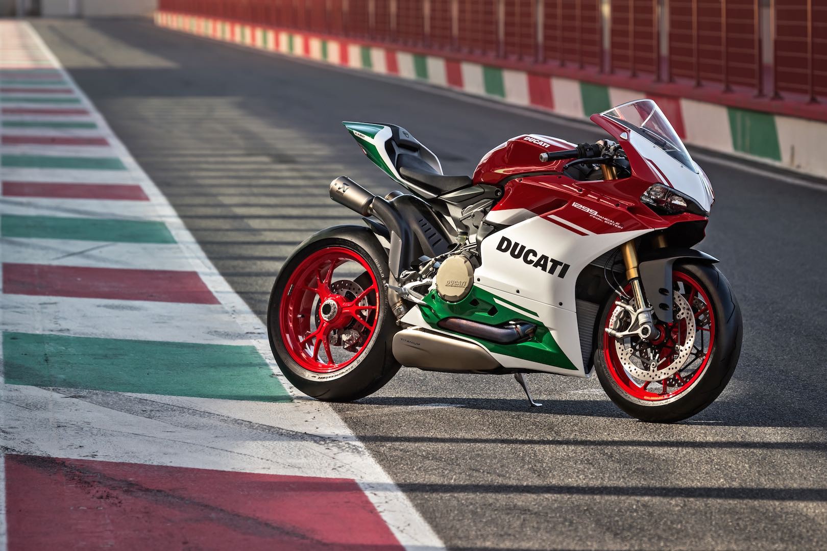 "Vén màn" siêu môtô Ducati 1299 Panigale R Final Edition