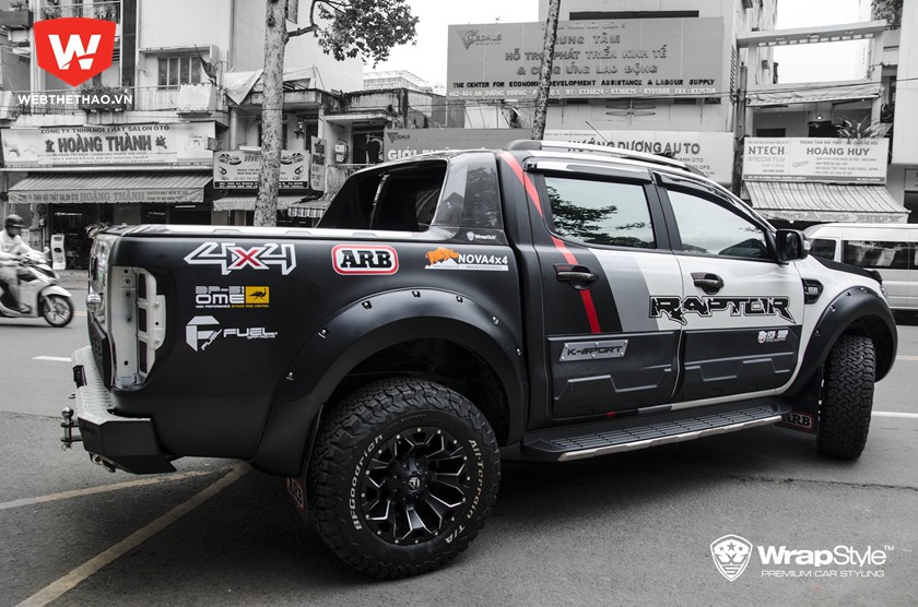 Bán tải Ranger "lột xác" với dàn decal trị giá 9 triệu đồng