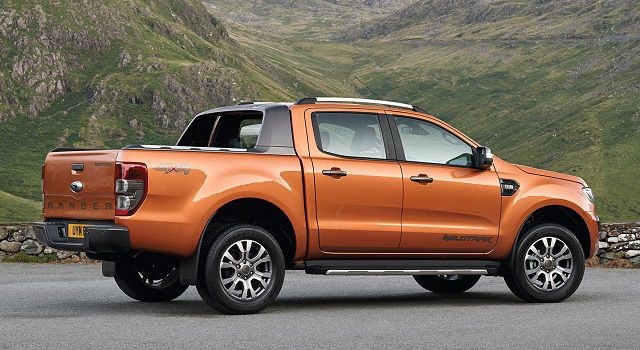 Ford mạnh tay giảm giá xe đến cả trăm triệu đồng trong tháng 8