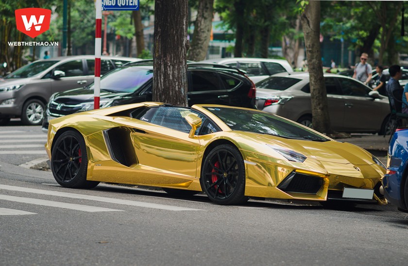 Siêu "bò" Lamborghini Aventador tiếp tục dán đổi màu chrome vàng