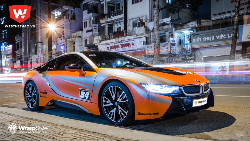 Siêu xe BMW i8 chi hàng ngàn USD dán đổi màu tại Sài Gòn
