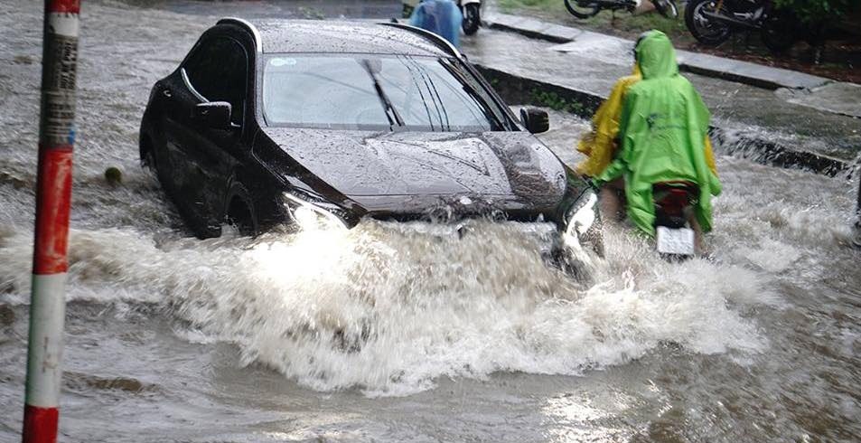 Hà Nội ngập sâu, ách tắc giao thông nhiều nơi sau mưa lớn
