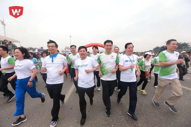 Ngay sau phần lễ, &ocirc;ng Trần Đức Phấn, &ocirc;ng Ng&ocirc; Văn Qu&yacute; tham gia nhiệt t&igrave;nh v&agrave;o giải chạy, h&ograve;a chung tinh thần thể thao c&ugrave;ng tất cả mọi người. H&igrave;nh ảnh: Hải Đăng.