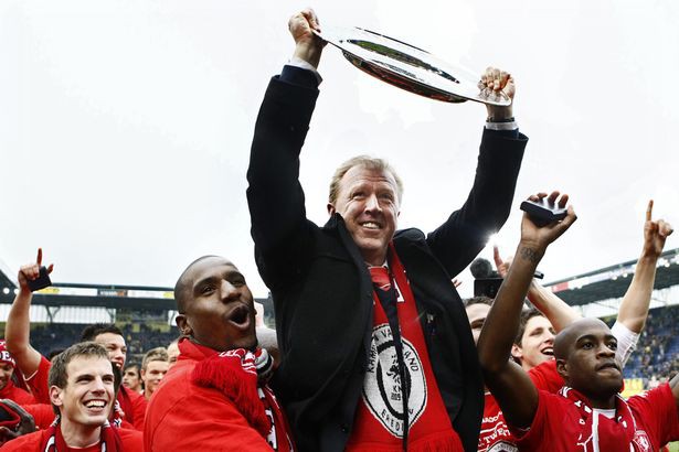 FC Twente l&ecirc;n ng&ocirc;i Giải VĐQG H&agrave; Lan m&ugrave;a 2009 - 2010 c&oacute; c&ocirc;ng lớn của HLV người Anh, Steve McLaren.