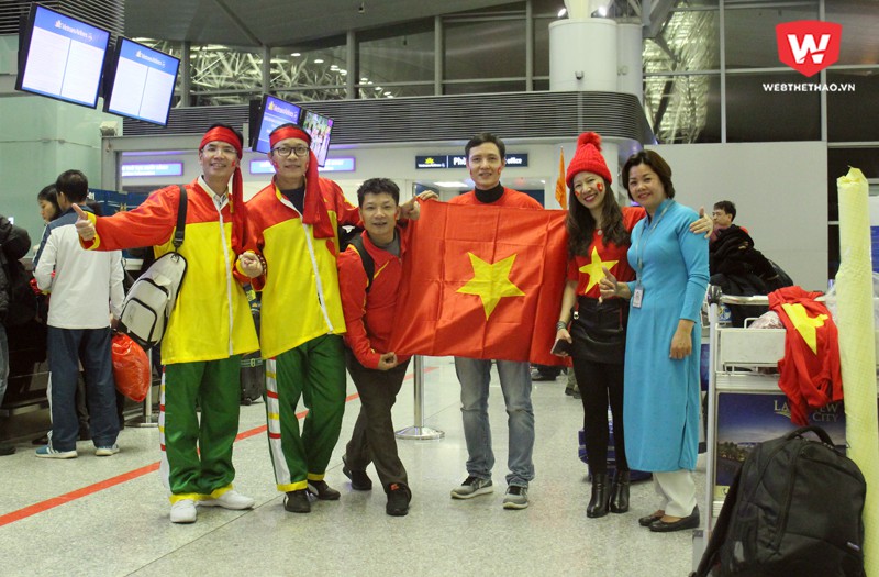 Anh Hiệp (ngo&agrave;i c&ugrave;ng tr&aacute;i) v&agrave; trang phục thể hiện sự gắn kết giữa hai nước Việt Nam v&agrave; H&agrave;n Quốc. H&igrave;nh ảnh: Trung Thu.