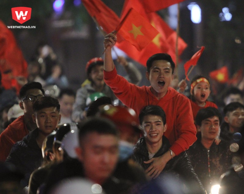 Những tiếng c&ograve;i xe, những tiếng h&ocirc; vang Việt Nam v&agrave; thỉnh thoảng, tất cả đồng thanh h&aacute;t ca kh&uacute;c ''Như c&oacute; B&aacute;c Hồ trong ng&agrave;y vui đại thắng''. H&igrave;nh ảnh: Trung Thu.