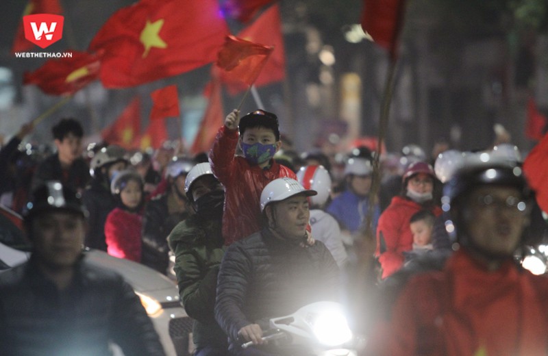 C&oacute; lẽ từ sau chức v&ocirc; địch AFF Cup 2008, người h&acirc;m mộ b&oacute;ng đ&aacute; Việt Nam mới được sống trong kh&ocirc;ng kh&iacute; lễ hội như thế n&agrave;y. Cảm ơn đội tuyển U23 Việt Nam! H&igrave;nh ảnh: Trung Thu.