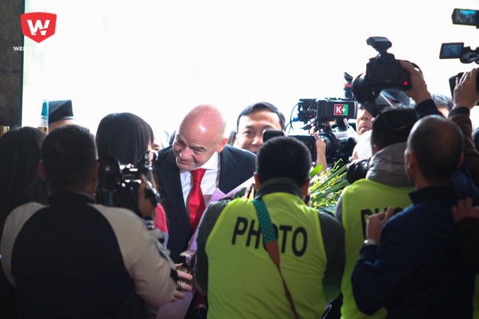 Quang Hải, thủ môn Kiều Trinh hãnh diện vì được đứng cạnh chủ tịch FIFA