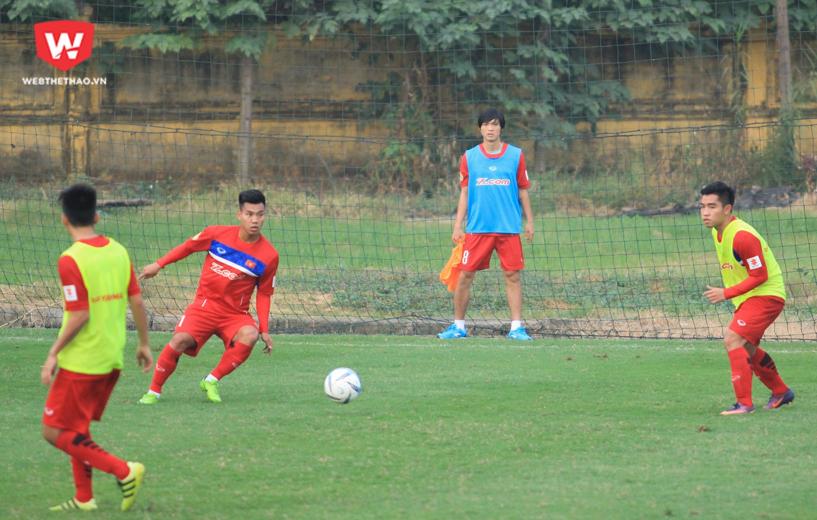 Chưa dứt chấn thương, Tuấn Anh làm trọng tài biên ở buổi tập của U23 Việt Nam