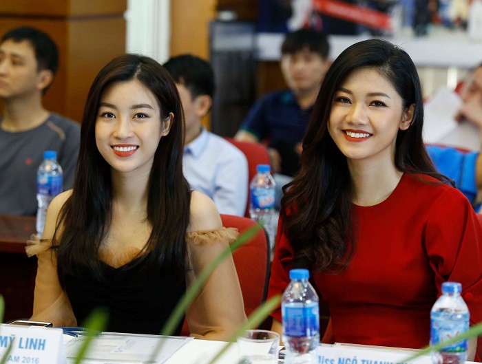 Buổi họp b&aacute;o c&oacute; sự tham dự của hoa hậu Đỗ Mỹ Linh v&agrave; &Aacute; hậu Ng&ocirc; Thanh Thanh T&uacute;.