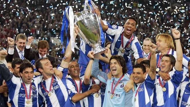 FC Porto lần thứ hai đứng tr&ecirc;n đỉnh b&oacute;ng đ&aacute; ch&acirc;u &Acirc;u sau h&agrave;nh tr&igrave;nh ngoạn mục tại m&ugrave;a giải 2003 - 2004.