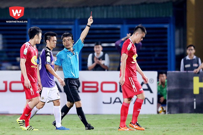 Tăng Tiến nhận thẻ đỏ trực tiếp sau pha phạm lỗi với Duy Mạnh. Ảnh: Hải Đăng. Tăng Tiến nhận thẻ đỏ trực tiếp sau pha phạm lỗi với Duy Mạnh. Hình ảnh: Hải Đăng.