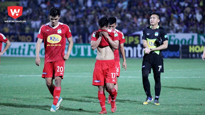 HLV HAGL thừa nhận học trò dễ gục ngã trước Hà Nội FC sau pha bóng xấu xí