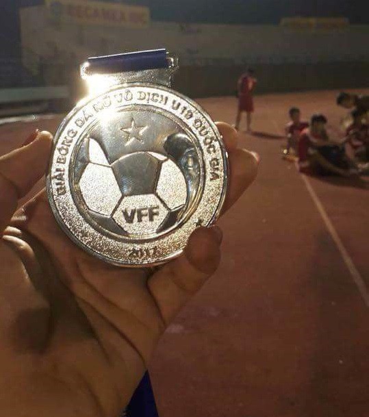 Hy hữu: BTC trao huy chương U19 nữ cho U21 Viettel