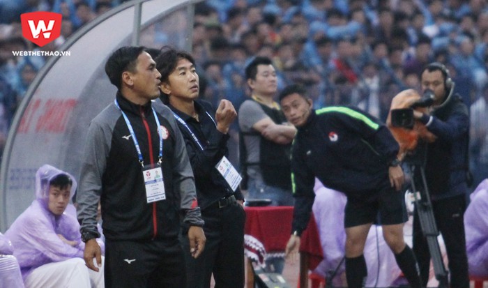 Những sắc thái của cựu HLV tuyển Việt Nam ngày ra mắt V.League