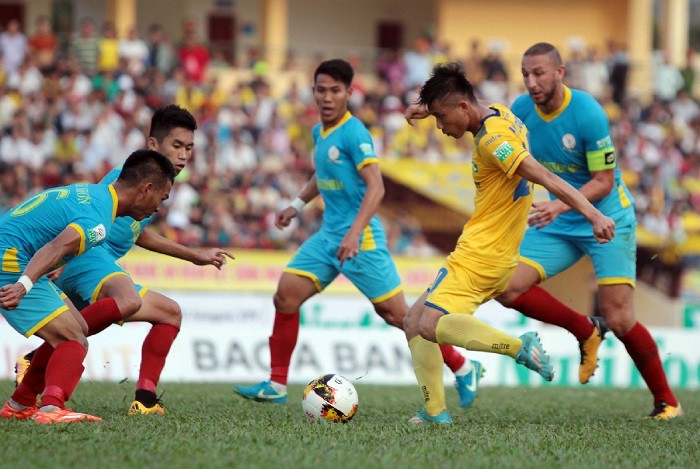 Phan Văn Đức (áo vàng) vẫn chưa có bàn thắng hay kiến tạo nào ở V.League 2018. Ảnh: VPF. Phan Văn Đức (áo vàng) vẫn chưa có bàn thắng hay kiến tạo nào ở V.League 2018. Hình ảnh: VPF.