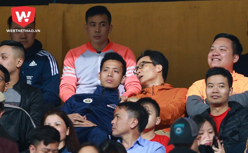 Phó Thủ tướng Vũ Đức Đam bất ngờ xuất hiện tại sân Hàng Đẫy xem V.League