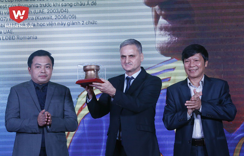 Tân HLV Mihail Marian của FLC Thanh Hóa: Xem tivi ấn tượng Văn Thắng