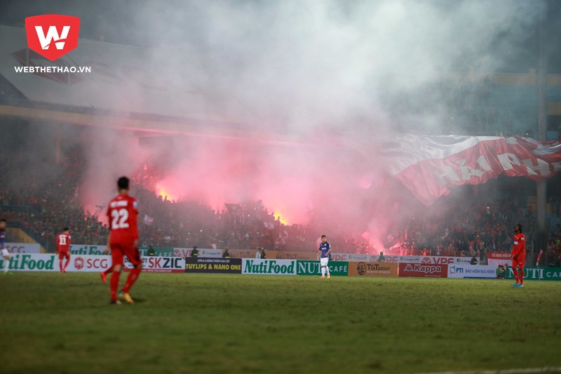 Video: 3 phút "vỡ trận" của BTC sân Hàng Đẫy với CĐV Hải Phòng