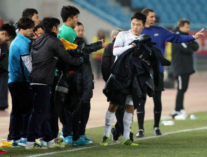 Xuân Trường cầm áo cho đồng đội để tránh rét ở bán kết U23 châu Á 2018. Ảnh: Anh Khoa. Xuân Trường cầm áo cho đồng đội để tránh rét ở bán kết U23 châu Á 2018. Hình ảnh: Anh Khoa.