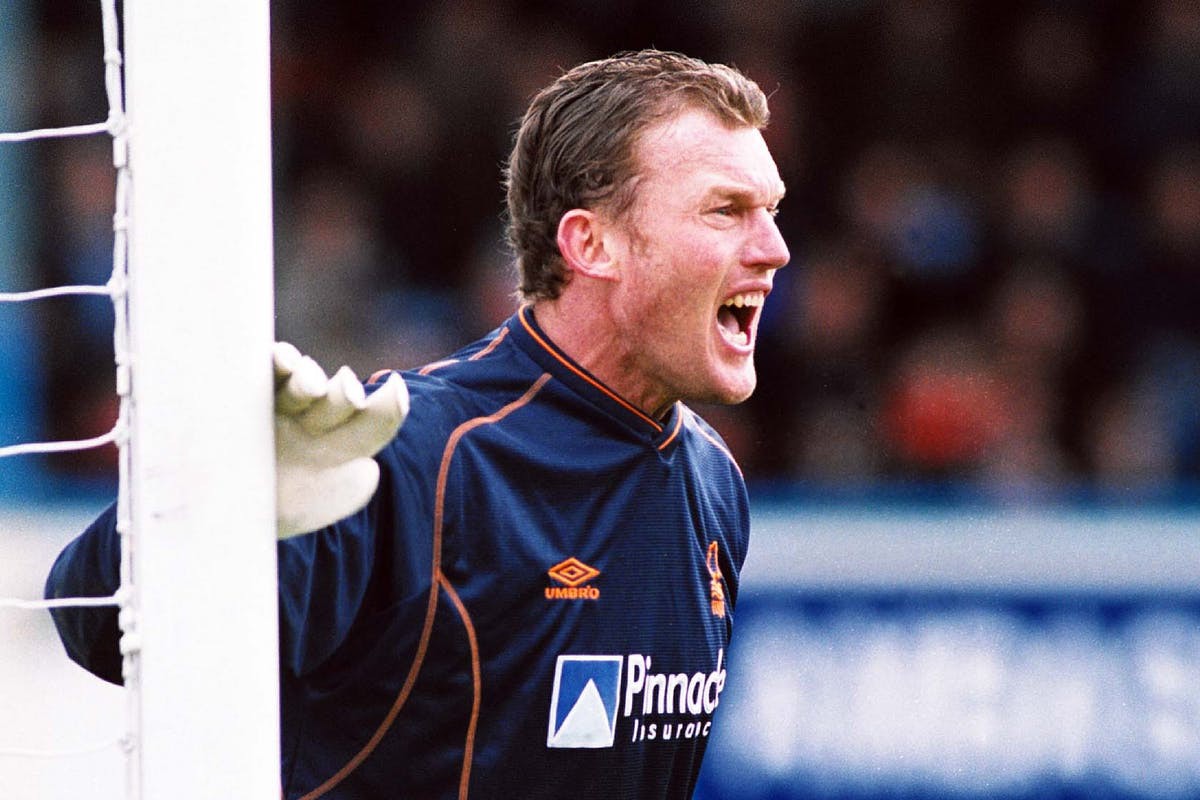 H&igrave;nh ảnh: Dave Beasant bị chai sốt salad rơi v&agrave;o ch&acirc;n