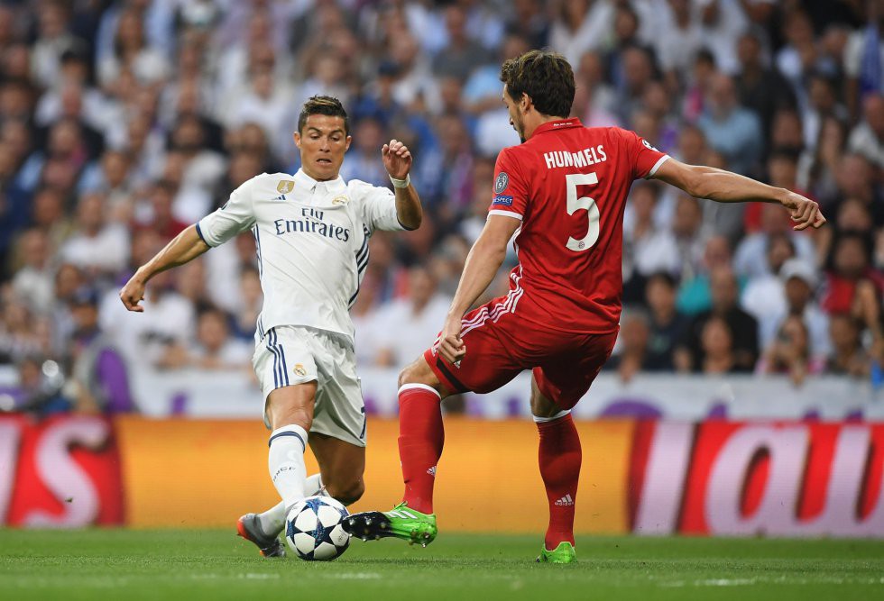 Ronaldo ghi b&agrave;n trong v&ograve;ng cấm trước Bayern sau khi di chuyển từ c&aacute;nh tr&aacute;i v&agrave;o