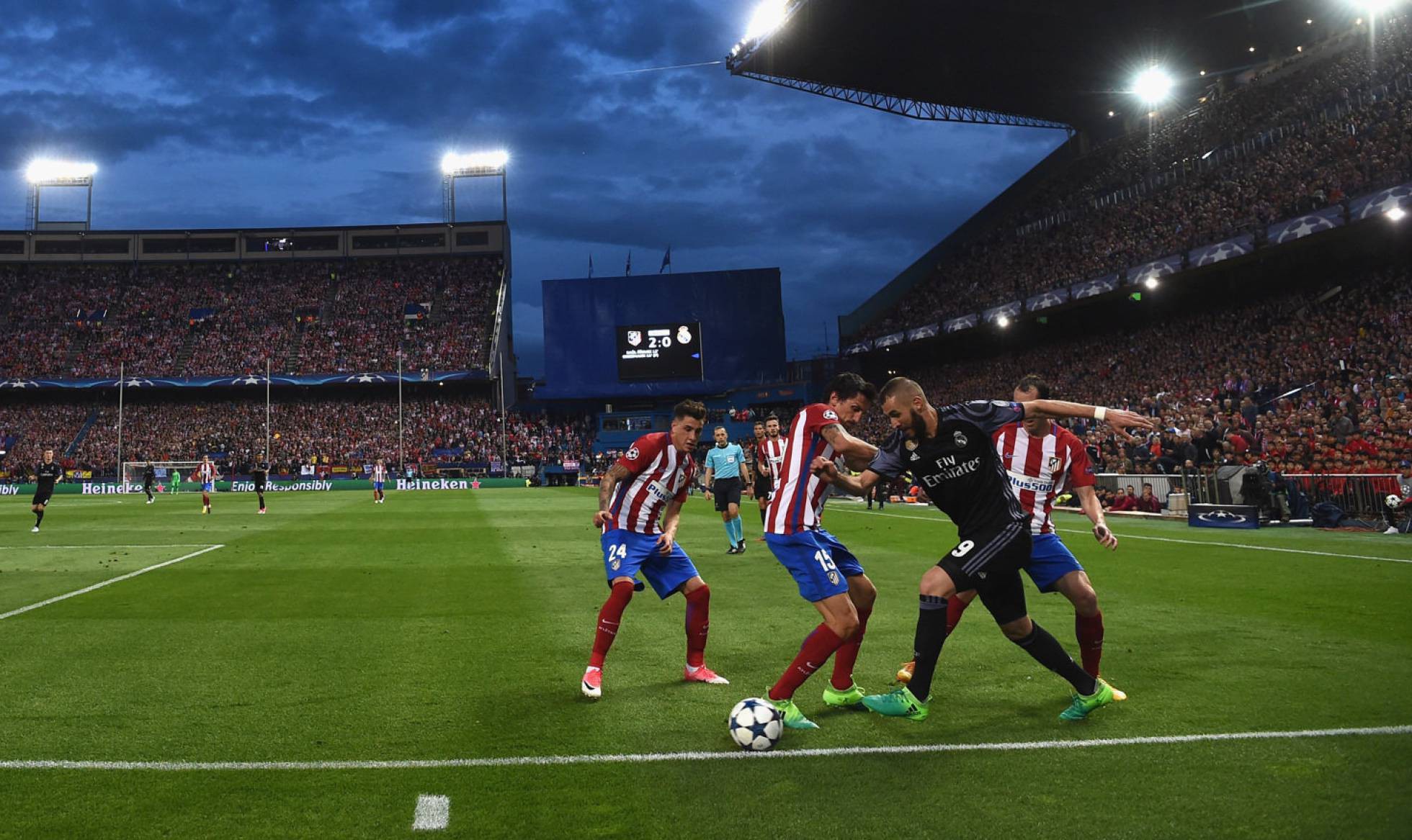 Benzema đi b&oacute;ng qua 3 cầu thủ