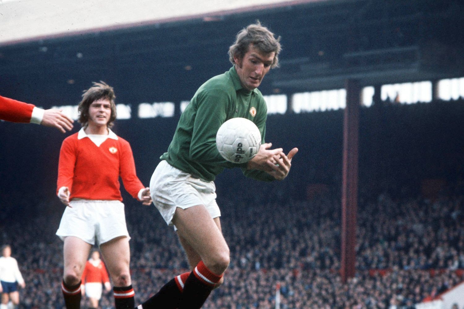 H&igrave;nh ảnh: Alex Stepney chệch quai h&agrave;m v&igrave; h&ograve; h&eacute;t