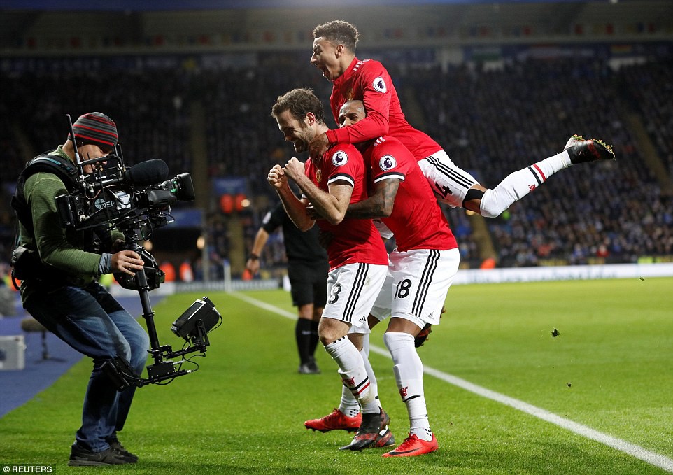 H&igrave;nh ảnh: Mata ghi cả 2 b&agrave;n cho Man Utd