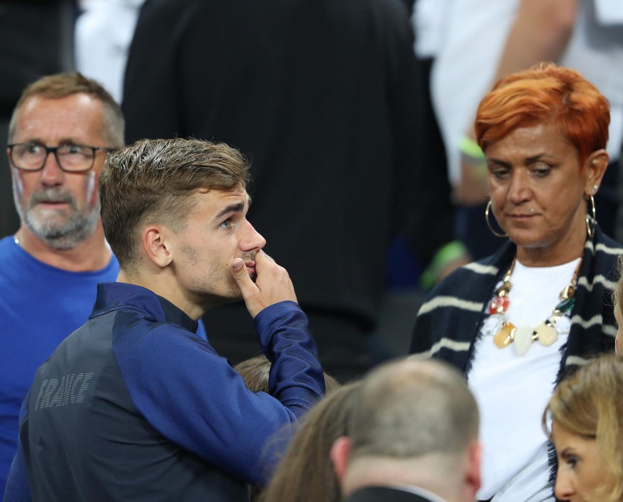 Griezmann đến ch&agrave;o cha m&igrave;nh - &ocirc;ng Alain - v&agrave; mẹ Isabelle trong trận gặp Iceland