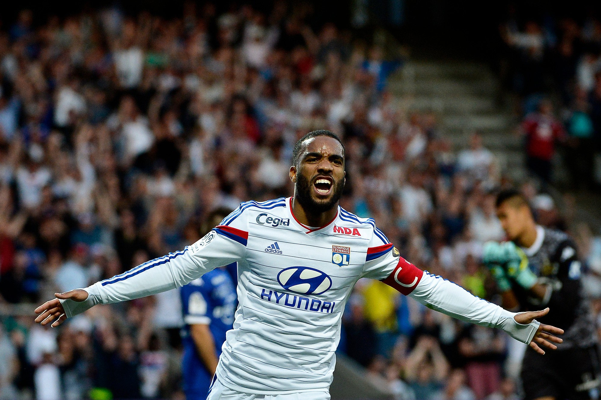Lacazette c&oacute; gi&aacute; hơn 50 triệu bảng