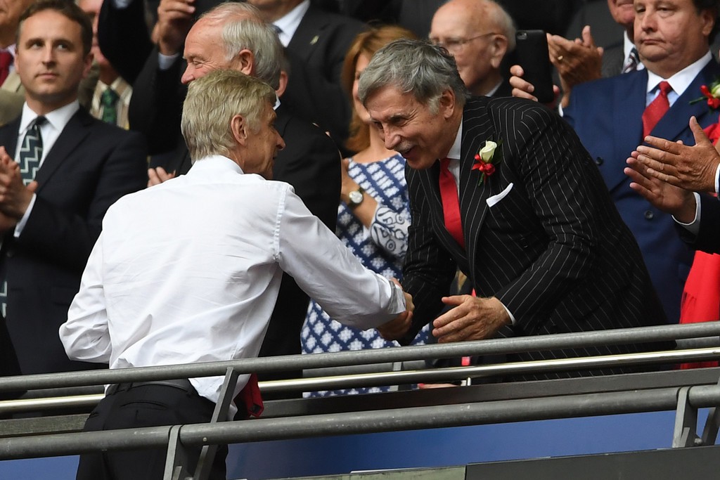 Chủ sở hữu Stan Kroenke sẵn s&agrave;ng cung cấp tiền m&ugrave;a sắm lớn cho Wenger