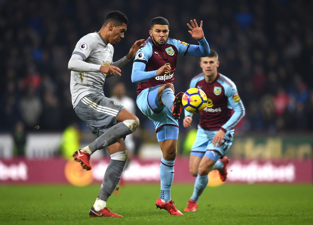 H&igrave;nh ảnh: H&agrave;ng thủ MU đứng vững trước Burnley