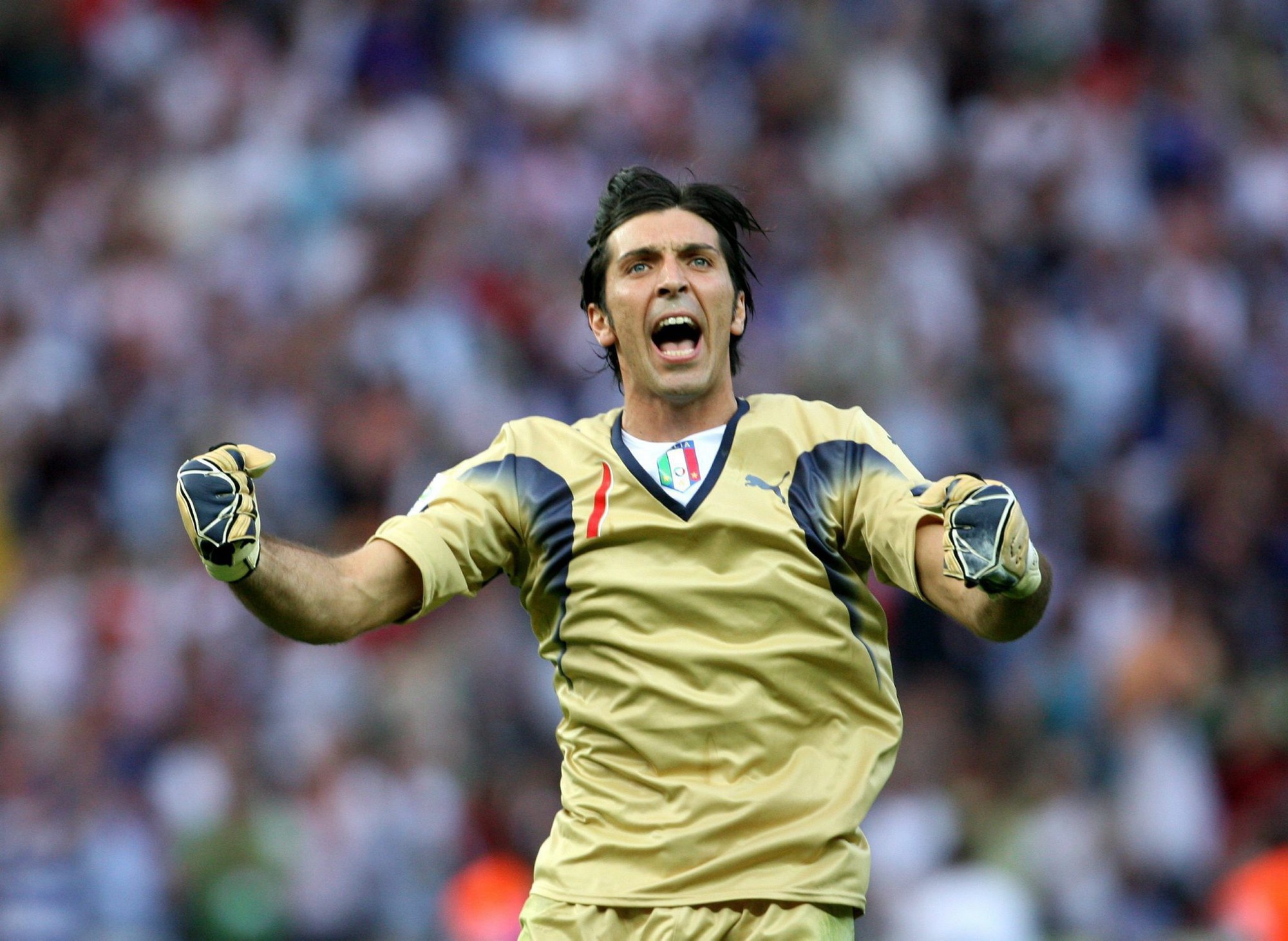 Buffon trở th&agrave;nh người h&ugrave;ng gi&uacute;p Italia v&ocirc; địch