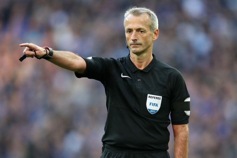 Trọng t&agrave;i Atkinson từng điều khiển nhiều trận derby Manchester