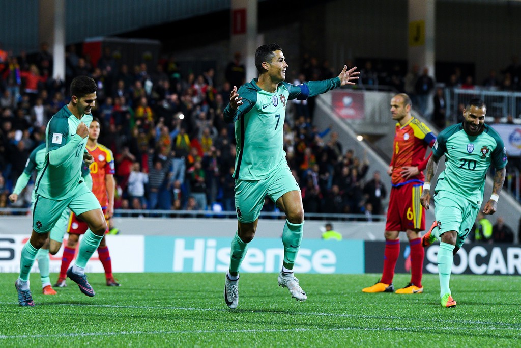 Ronaldo v&agrave;o s&acirc;n v&agrave; ghi b&agrave;n