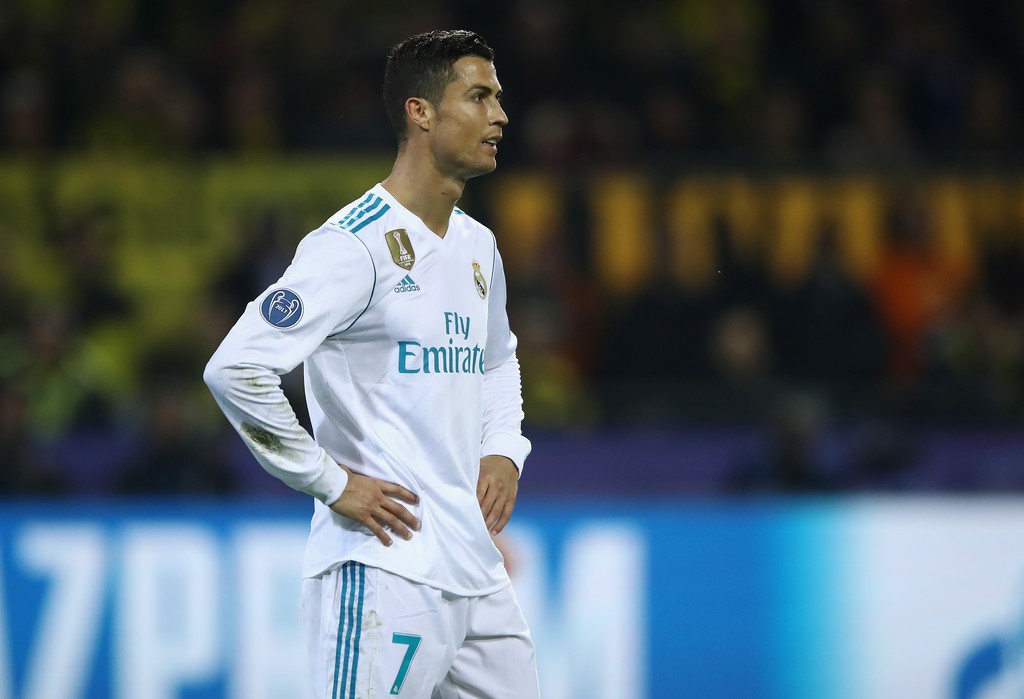 Ronaldo đ&ograve;i Real phải trả tiền thuế của m&igrave;nh