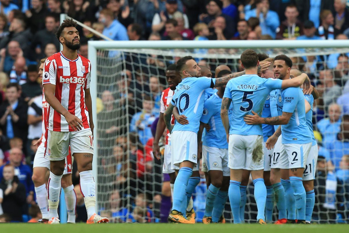 Man City tr&uacute;t mưa b&agrave;n thắng v&agrave;o lưới Stoke