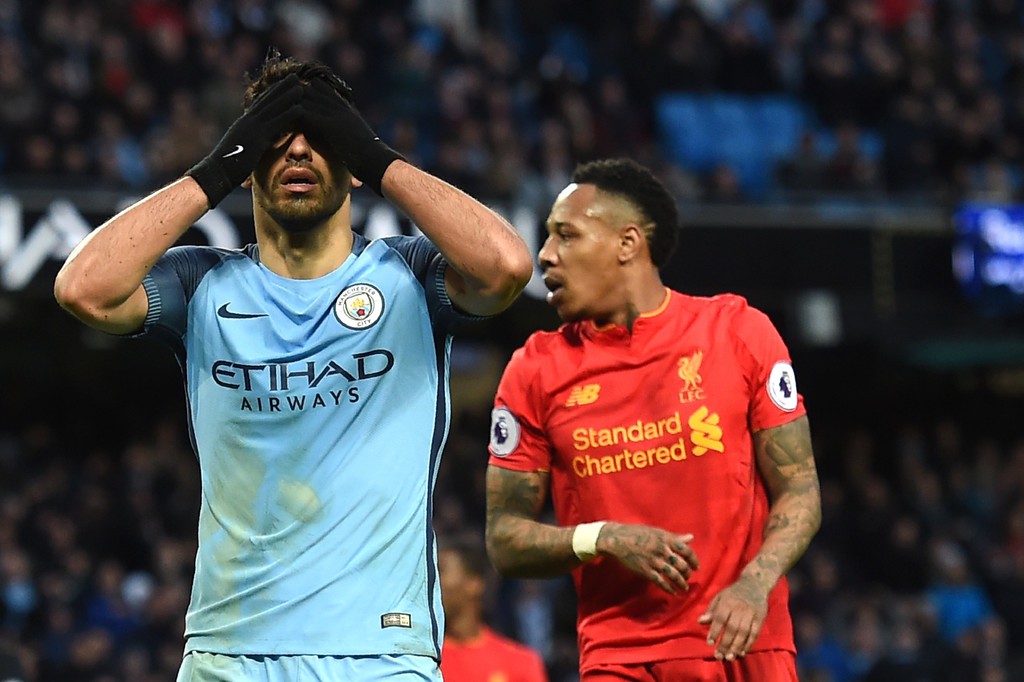 Liverpool v&agrave; Man City &iacute;t c&oacute; khả năng đ&aacute; play-off