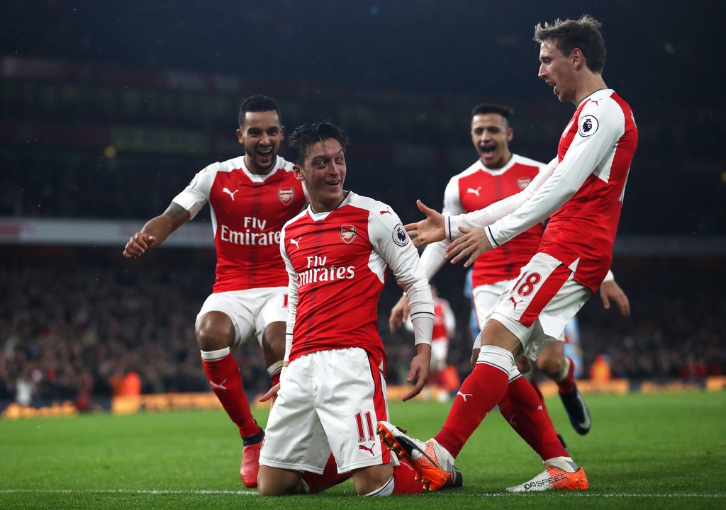 Sự uyển chuyển của Oezil gi&uacute;p &iacute;ch lớn cho Arsenal trong c&aacute;c cuộc tấn c&ocirc;ng