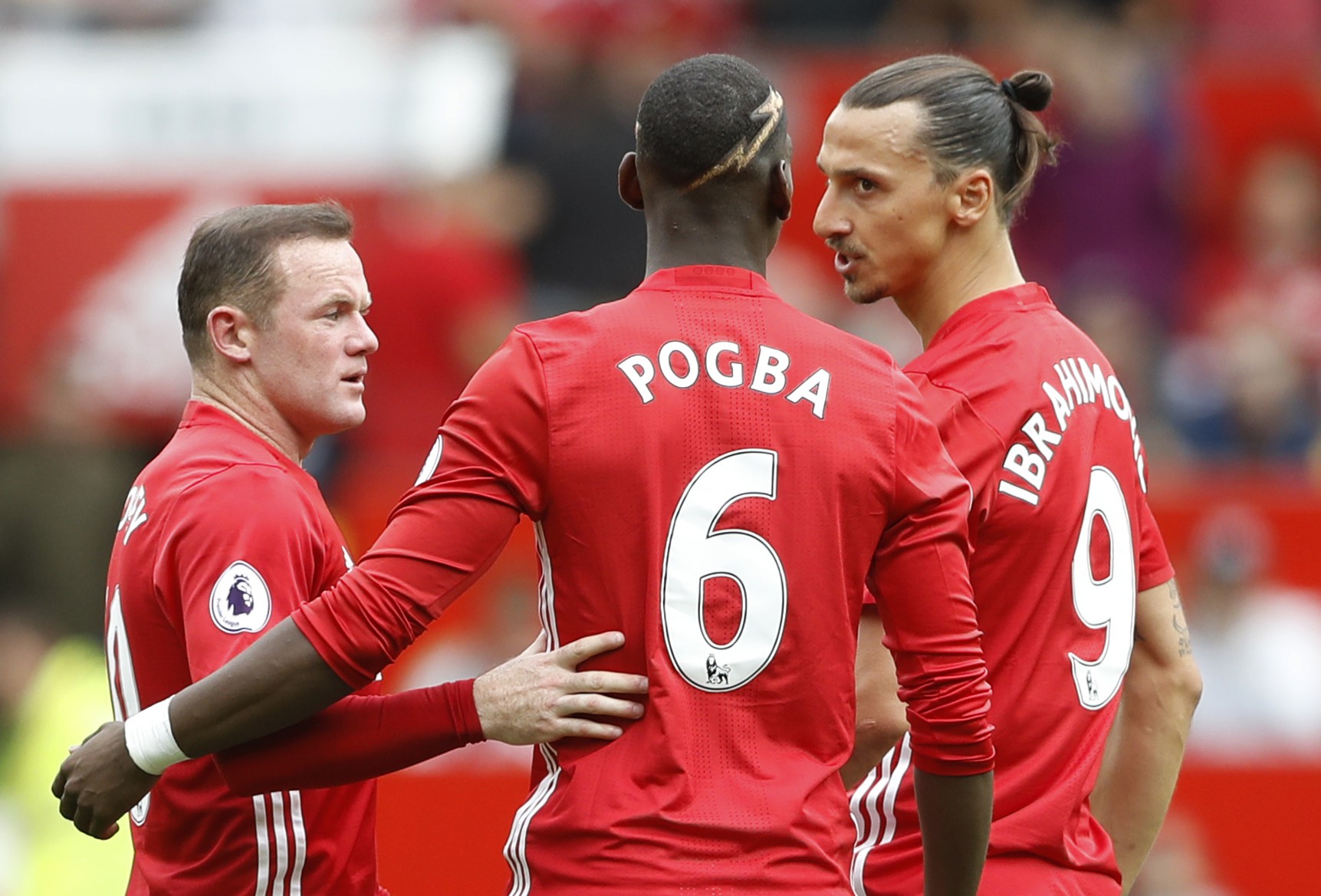 Sự xuất hiện của Pogba v&agrave; Ibrahimovic đ&atilde; n&acirc;ng số lượng &aacute;o đấu b&aacute;n ra của Man Utd