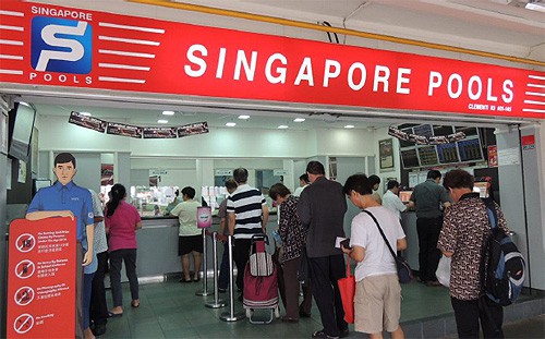 H&igrave;nh ảnh: Người chơi đặt cược ở Singapore Pools cho 2 m&ocirc;n b&oacute;ng đ&aacute; v&agrave; đua xe C&ocirc;ng thức 1