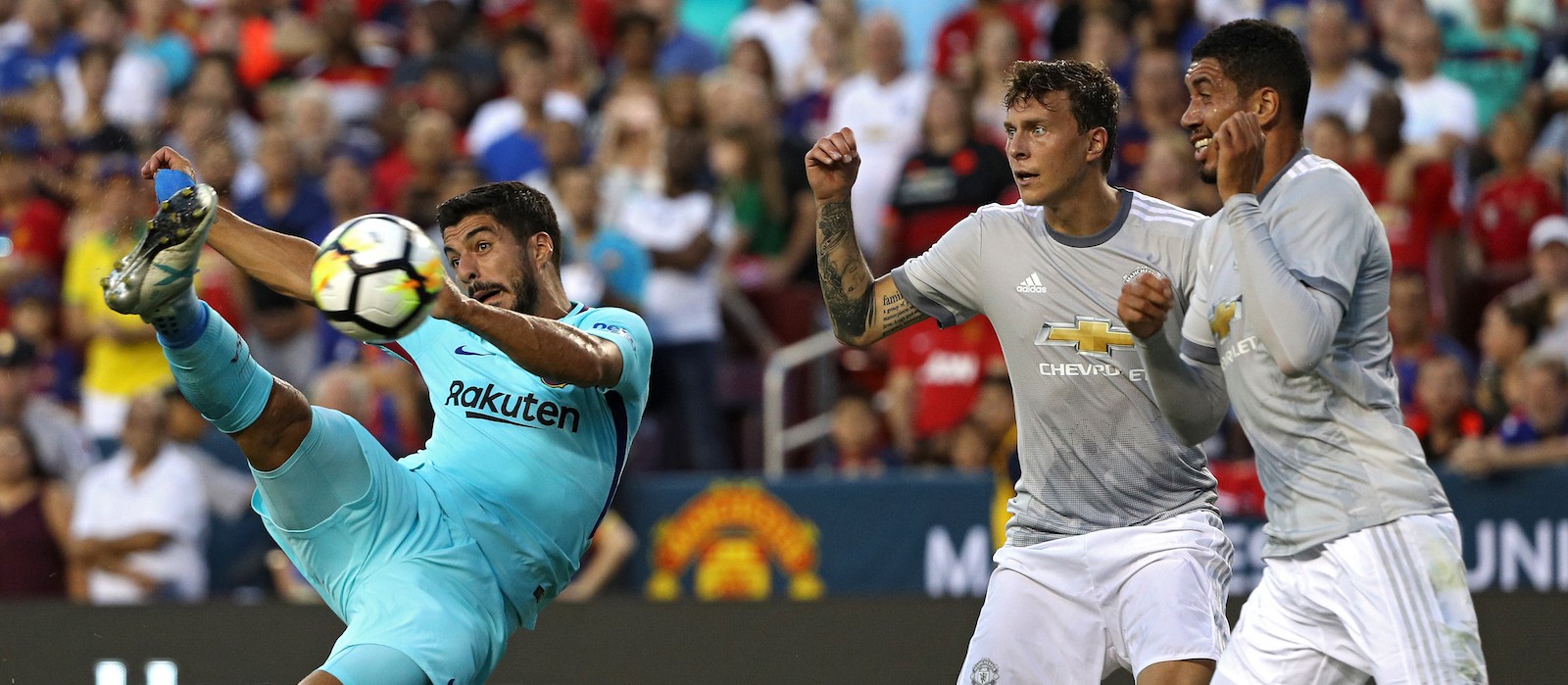 Cặp trung vệ Lindelof - Smalling đ&atilde; rất vất vả trong hiệp 1 gặp Barca